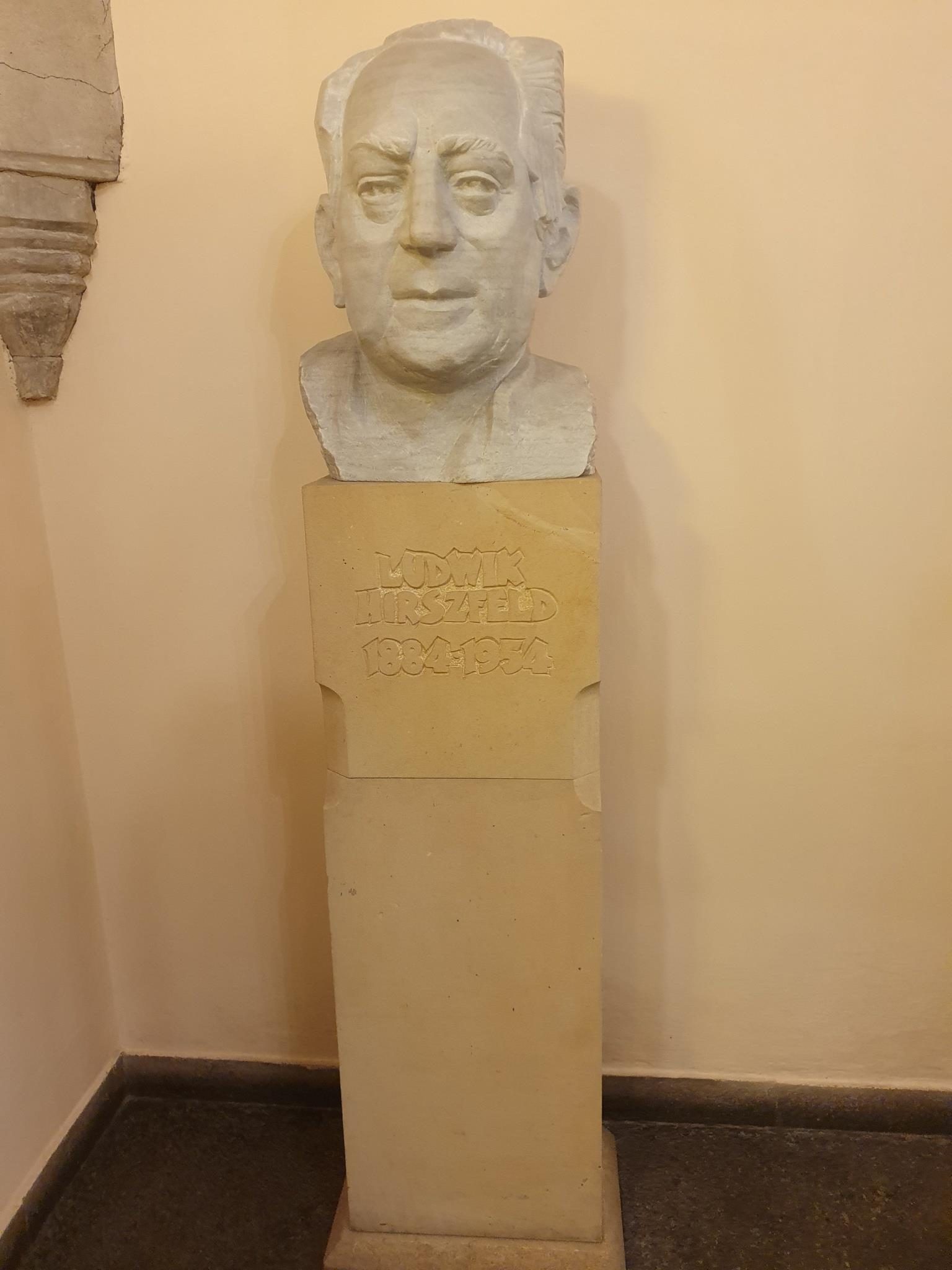 Ludwik Hirszfeld's bust, Wroclaw's Town Hall (1).jpg